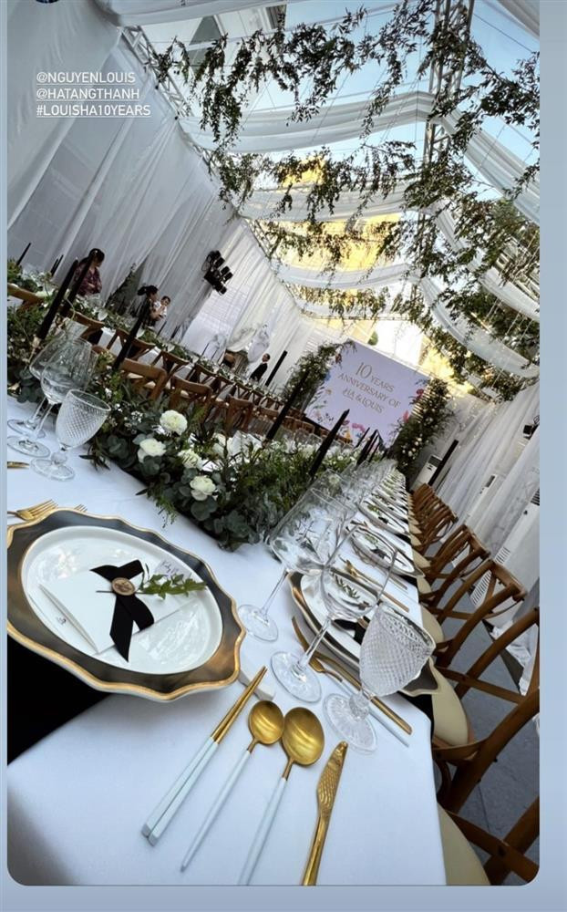 gày vui của cặp đôi được tổ chức ấm cúng, không kém phần sang trọng trong không gian biệt thự triệu đô.