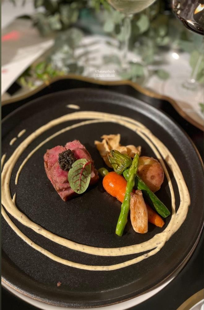 Menu từ trên xuống dưới gồm có: Đậu nành Nhật hấp muối, Bánh tart cá ngừ vây xanh, khoai lang cá tuyết chiên giòn, trái cây thạch tào bẹ, bào ngư hấp xốt gan. Tiếp theo là món Lươn Nhật nướng, gan ngỗng Pháp, xốt nấm truffle, Cá răng ướp đậu tương, nấm Đà Lạt, Thân bò ngoại Wagyu AS, trứng cá tầm oscietre, rau Đà Lạt. Kế đến là món cơm với loạt nguyên liệu gồm: Trứng cầu gai, bào ngư hấp, vây cá bơn, cá mặt quỷ, trứng cá hồi, lương Nhật nướng, sò điệp. "Chốt hạ" menu là món tráng miệng Dưa lưới Nhật.