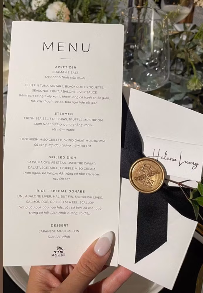Mới đây, thực đơn tiệc kỷ niệm cưới Hà Tăng - Louis Nguyễn cũng được hé lộ. Theo đó, cặp đôi đãi khách toàn "sơn hào hải vị", chuẩn phong cách thượng lưu.