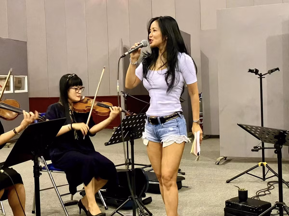 Sao Việt ngày 5/10: Hồng Nhung trẻ trung, năng động với áo thun, quần short.