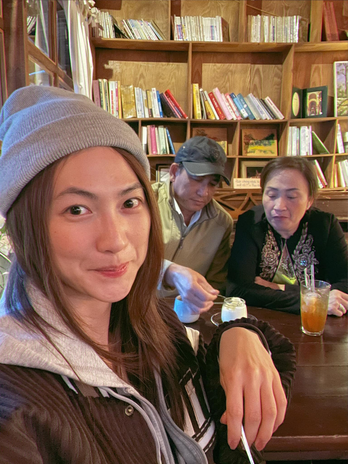 Diễn viên Phương Anh Đào đưa cha mẹ đi du lịch Đà Lạt.