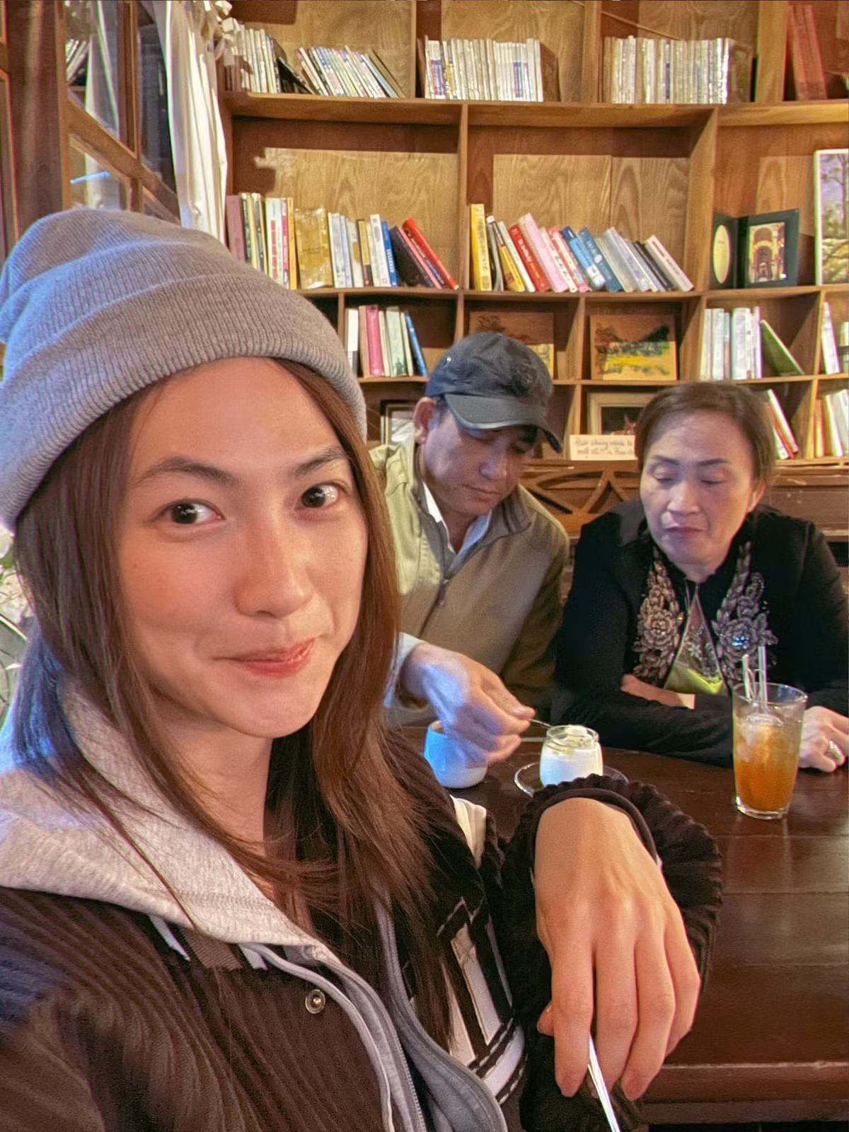 Diễn viên Phương Anh Đào đưa cha mẹ đi du lịch Đà Lạt.