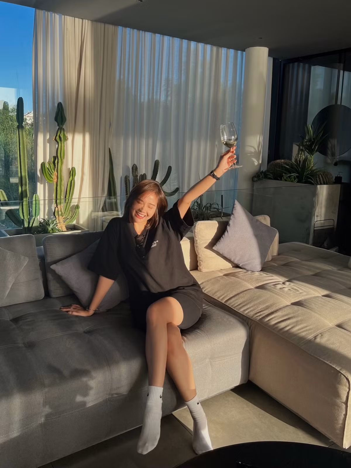 Diễn viên Huyền Lizzie đang có những ngày thư giãn ở Hạ Long.