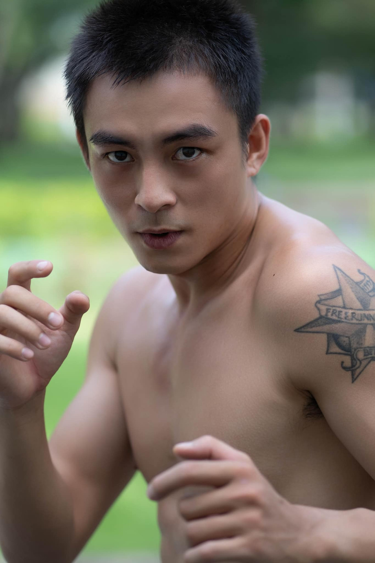 Lần hiếm hoi diễn viên Lãnh Thanh khoe cơ bắp.