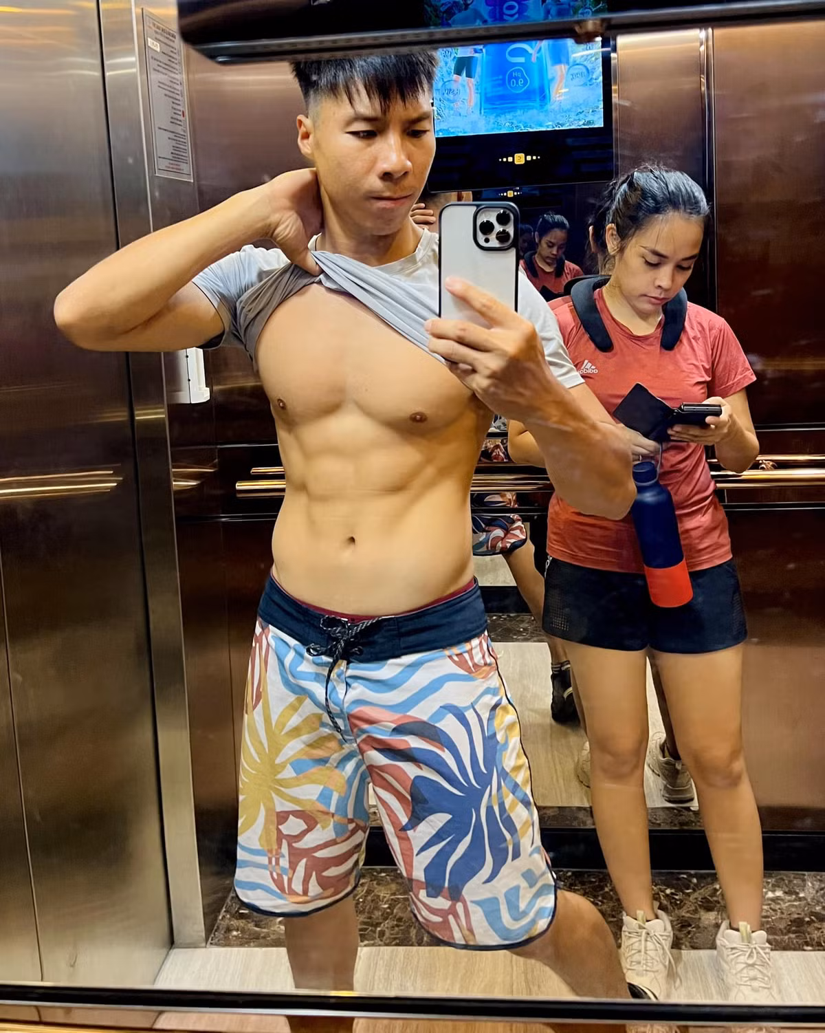 Bị bà xã Ngọc Mai phớt lờ, NSƯT Quốc Nghiệp hài hước "dọa": "Anh xấu và hết quyến rũ với em rồi hả? Em chê là anh cho người khác nha".