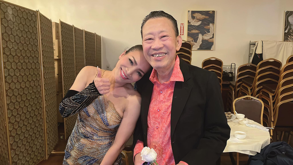 Ca sĩ Hồng Ngọc thân thiết bên nhạc sĩ Lê Quang sau đêm diễn thành công.