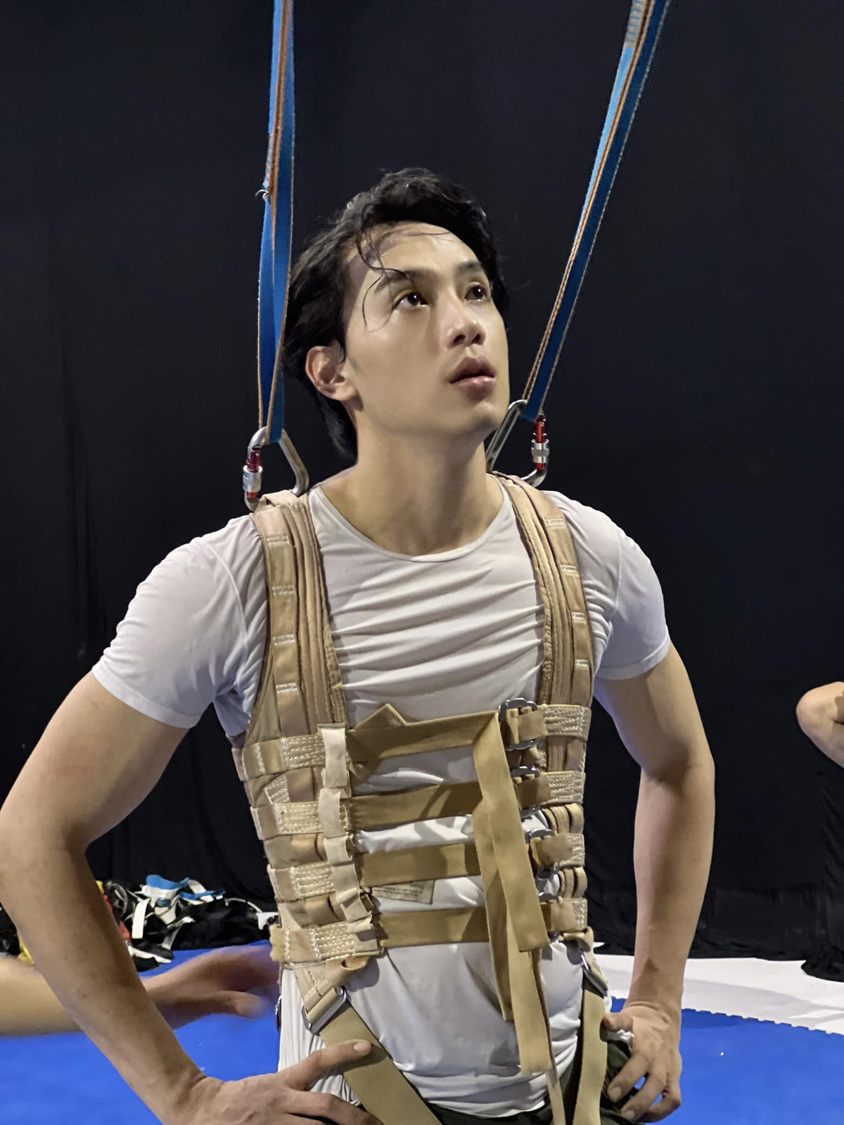 Diễn viên Thuận Nguyễn chật vật tập cảnh bay trong hậu trường.