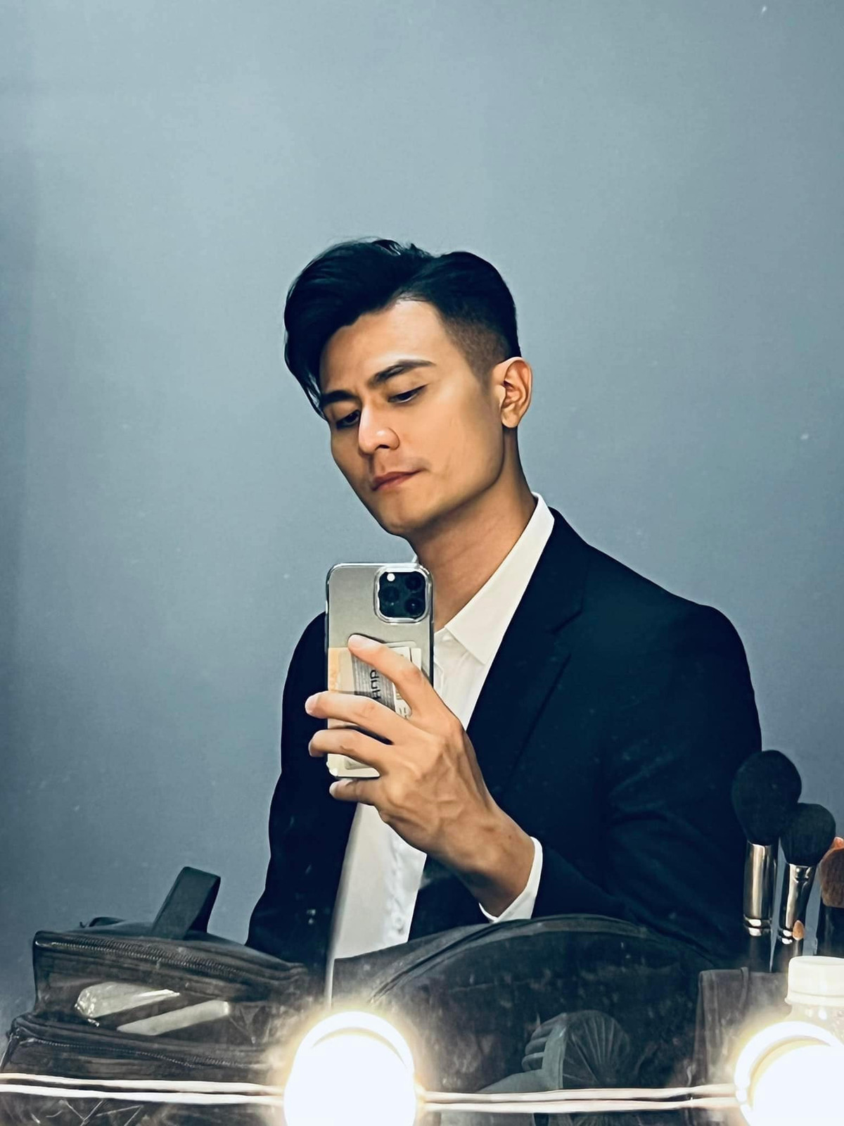 Siêu mẫu Vĩnh Thụy đẹp trai không góc chết trong hậu trường.