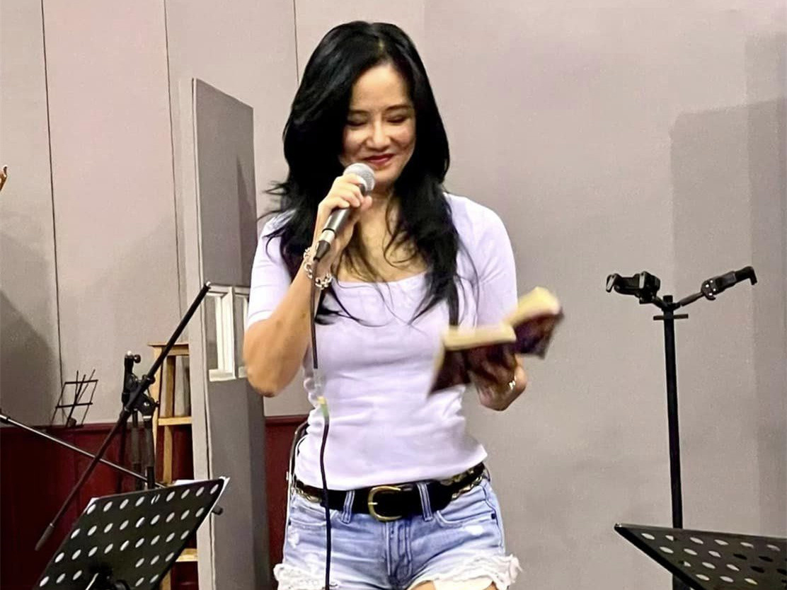 Tuổi 52, nữ diva gây ấn tượng với vòng eo nhỏ nhắn, thần thái rạng rỡ.