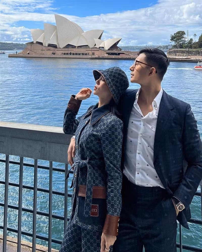 Trong những chuyến đi, cặp sao không quên ghi lại hình ảnh mặn nồng với trang phục ton-sur-ton như "đánh dấu chủ quyền".