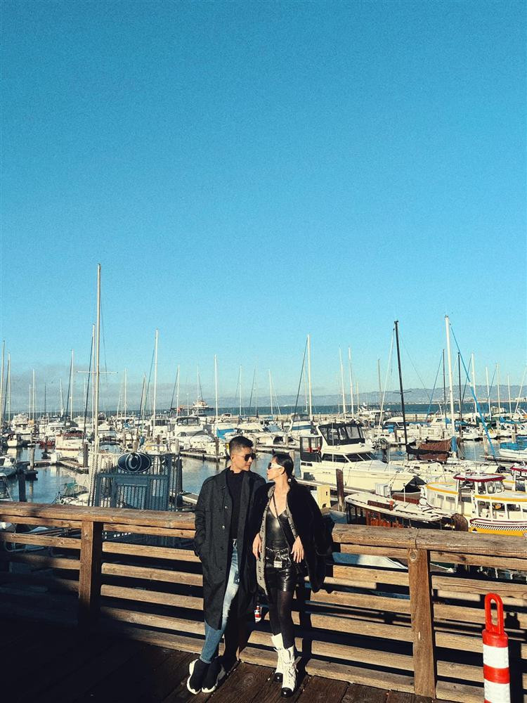 iữa khung cảnh bến cảng, cặp đôi ăn mặc giản dị nhưng đồng điệu với tông đen basic.