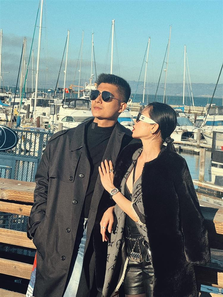 Từ khi công khai chuyện tình cảm, Lâm Bảo Châu luôn kè kè như hình với bóng cùng Lệ Quyên trong gần như mọi chuyến đi. Trong bộ ảnh mới tại Mỹ, Lâm Bảo Châu chủ động đăng ảnh cả 2 kèm dòng trạng thái: "Chuyện đôi ta" và tag cả tên bạn gái hơn 12 tuổi.