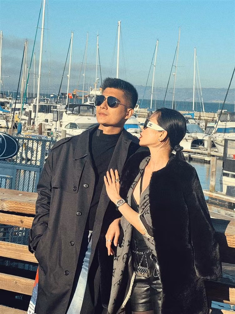 Từ khi công khai chuyện tình cảm, Lâm Bảo Châu luôn kè kè như hình với bóng cùng Lệ Quyên trong gần như mọi chuyến đi. Trong bộ ảnh mới tại Mỹ, Lâm Bảo Châu chủ động đăng ảnh cả 2 kèm dòng trạng thái: "Chuyện đôi ta" và tag cả tên bạn gái hơn 12 tuổi.