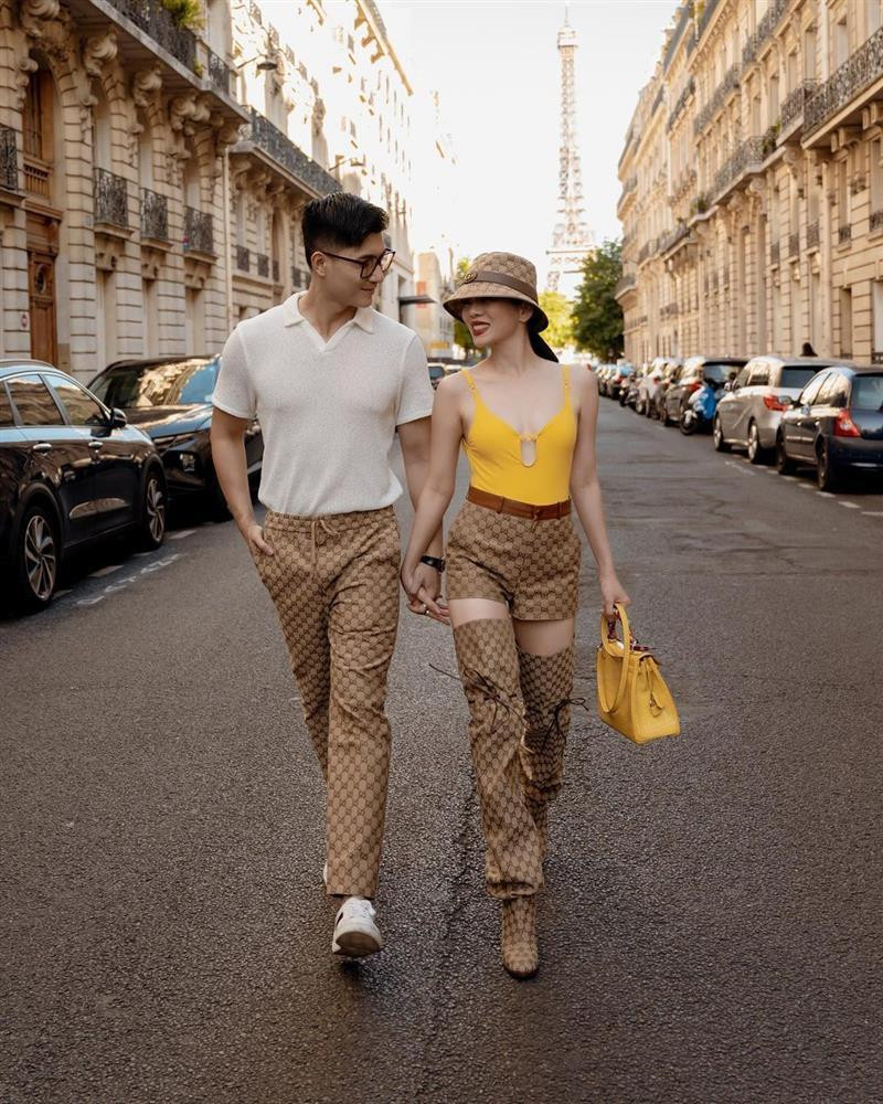 hững khung ảnh chung của cả 2 không chỉ "sặc mùi tiền" vì dát đầy hàng hiệu mà còn "sặc mùi tình" vì những cử chỉ ngọt lịm dành cho đối phương.