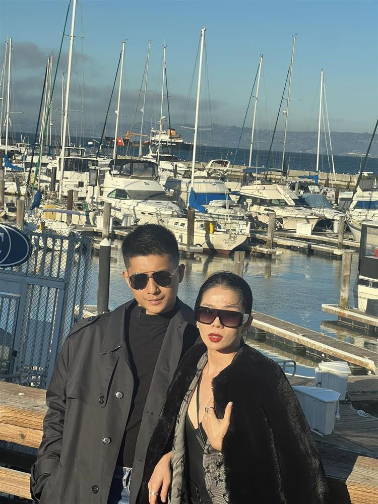 ù không tạo dáng đa dạng, sự quấn quít không rời của cặp đôi khiến bạn bè và fan vô cùng thích thú.