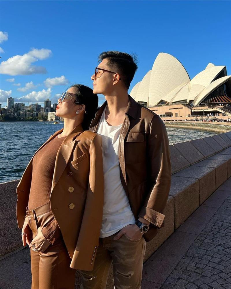 ỏ qua mọi lời mỉa mai, đàm tiếu, cặp đôi dọn về sống chung và thậm chí còn xưng hô như vợ chồng chính thức.