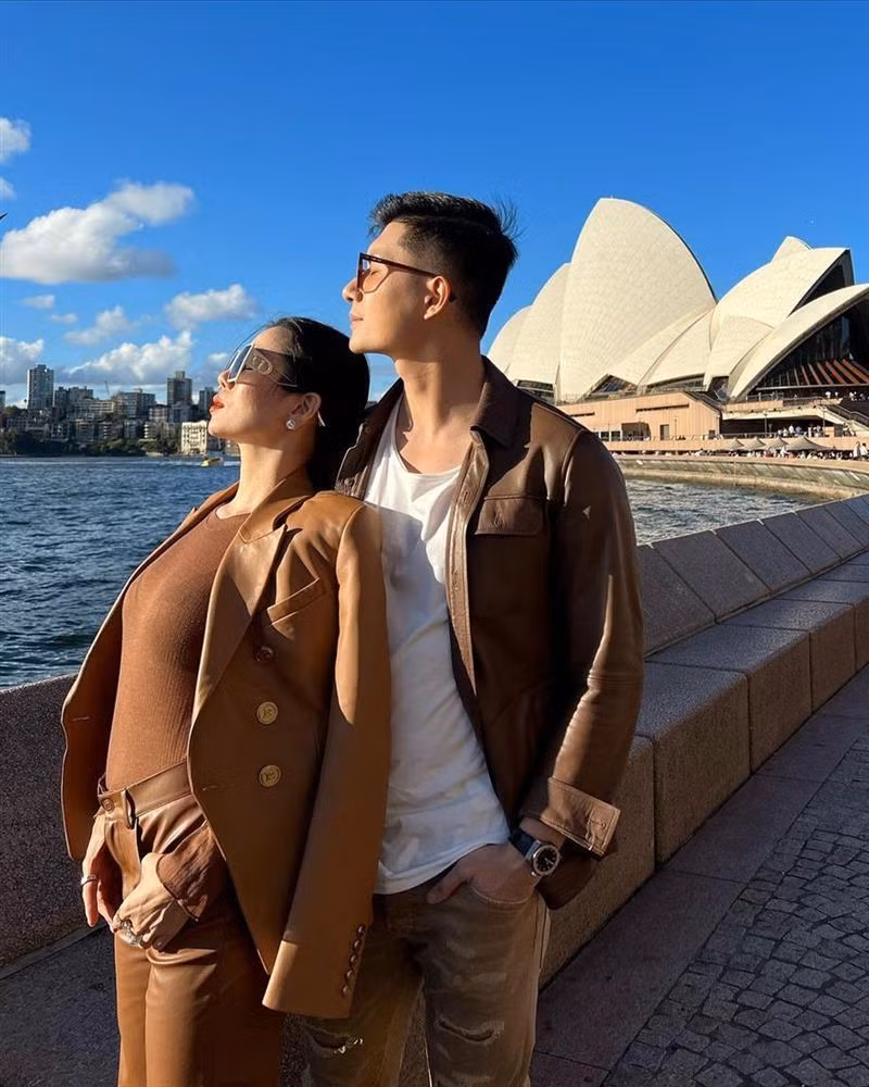 Bỏ qua mọi lời mỉa mai, đàm tiếu, cặp đôi dọn về sống chung và thậm chí còn xưng hô như vợ chồng chính thức.