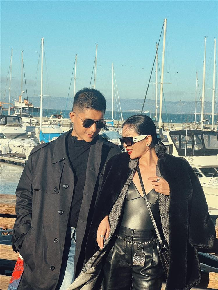  Lệ Quyên có chuyến lưu diễn dài ngày ở Mỹ, đi qua một số thành phố từ bờ Đông sang bờ Tây. Cô và bạn trai Lâm Bảo Châu dành nhiều thời gian rảnh ở New York để tham quan, khám phá nhiều cảnh đẹp. Mới đây, bộ ảnh tình bể bình của cặp đôi chị em lệch 12 tuổi này được dân mạng khen nức nở. Thậm chí ca sĩ Quang Hà còn khuyên cả 2 sớm có "gà con" (cả Lâm Bảo Châu và Lệ Quyên đều tuổi Dậu).