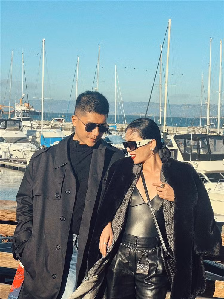  Lệ Quyên có chuyến lưu diễn dài ngày ở Mỹ, đi qua một số thành phố từ bờ Đông sang bờ Tây. Cô và bạn trai Lâm Bảo Châu dành nhiều thời gian rảnh ở New York để tham quan, khám phá nhiều cảnh đẹp. Mới đây, bộ ảnh tình bể bình của cặp đôi chị em lệch 12 tuổi này được dân mạng khen nức nở. Thậm chí ca sĩ Quang Hà còn khuyên cả 2 sớm có "gà con" (cả Lâm Bảo Châu và Lệ Quyên đều tuổi Dậu).