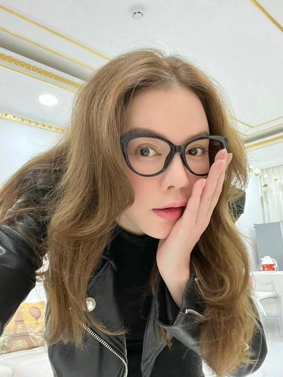 Lý Nhã Kỳ một mình, Việt Anh - Hồng Diễm lên sân thượng hóng gió Ly Nha Ky mot minh, Viet Anh - Hong Diem len san thuong hong gio