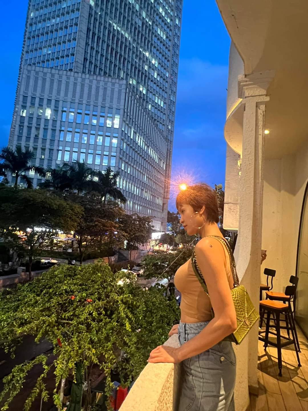 Lý Nhã Kỳ một mình, Việt Anh - Hồng Diễm lên sân thượng hóng gió - Hình 12 Ly Nha Ky mot minh, Viet Anh - Hong Diem len san thuong hong gio-Hinh-12