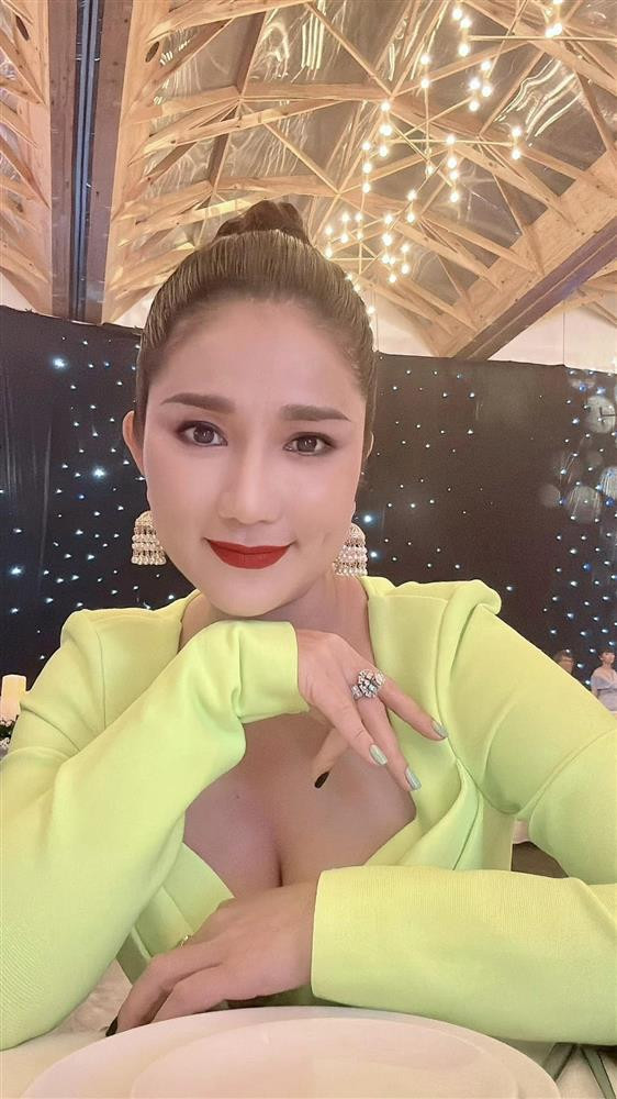 Cát Tường sinh năm 1977, là một diễn viên, người dẫn chương trình nổi tiếng. Có sự nghiệp thành công, song Cát Tường lại khá lận đận tình duyên.