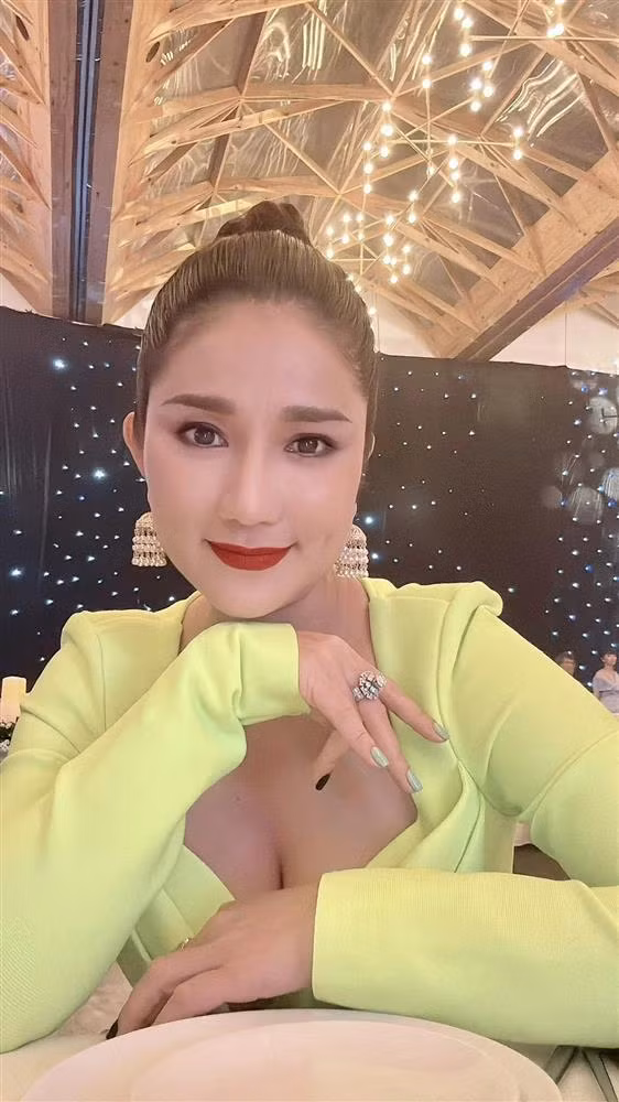 Cát Tường sinh năm 1977, là một diễn viên, người dẫn chương trình nổi tiếng. Có sự nghiệp thành công, song Cát Tường lại khá lận đận tình duyên.