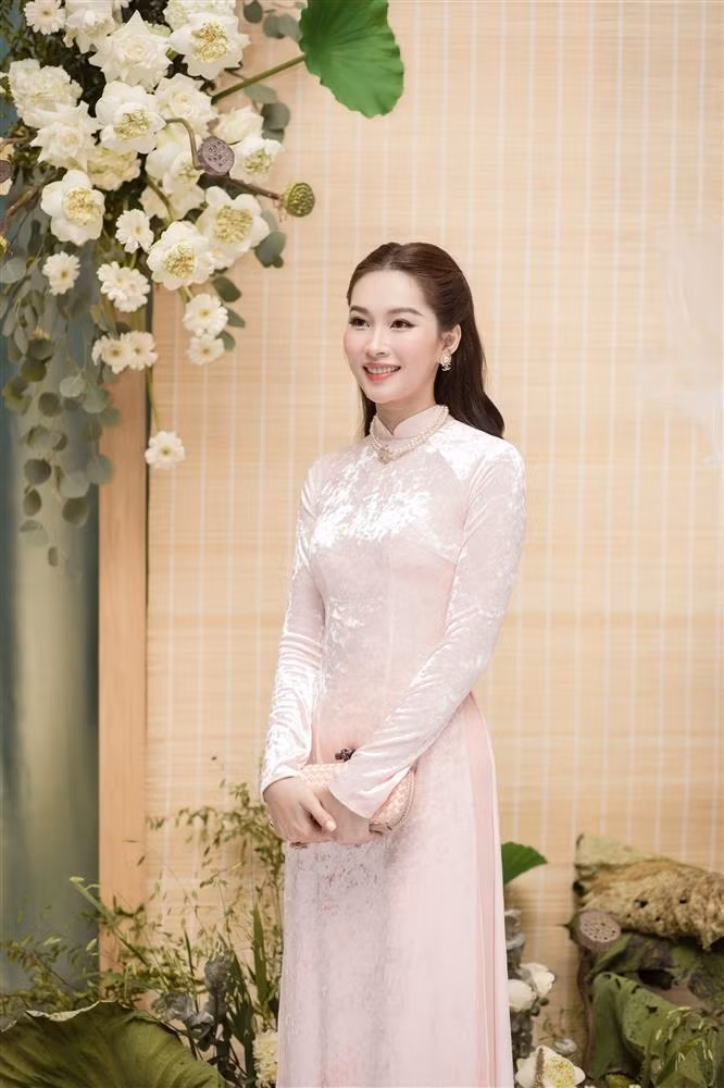 Dù bận rộn công việc và gia đình, song Đặng Thu Thảo vẫn dành thời gian từ Nam ra Bắc ăn cưới Ngọc Hân. Với dresscode là áo dài, Hoa hậu Việt Nam 2012 lựa chọn một thiết kế tông hồng quý phái, phù hợp với layout trang điểm nhẹ nhàng, trong trẻo.