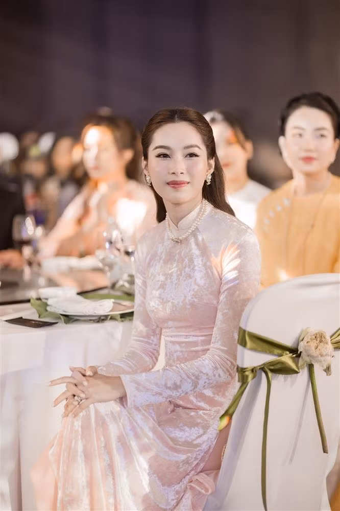 Nét đẹp nền nã, sang trọng khiến Đặng Thu Thảo khá nổi bật giữa đám đông.