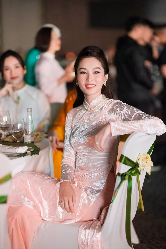 Đang làm mẹ bỉm sữa nhưng Đặng Thu Thảo vẫn giữ được nhan sắc rạng rỡ, gương mặt dường như không bị thay đổi nhiều so với thời son rỗi.