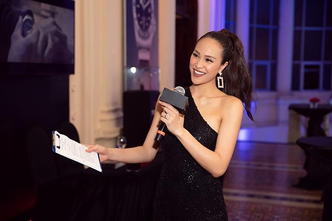 Phương Mai mỉa mai trình độ làm MC của siêu mẫu đình đám - Hình 5 Phuong Mai mia mai trinh do lam MC cua sieu mau dinh dam-Hinh-5