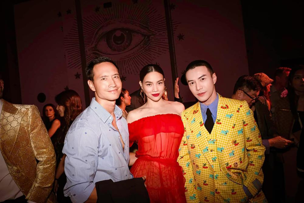 ồ Ngọc Hà và Kim Lý bên cạnh tài tử 34 tuổi Vương Quán Dật. Anh từng gây ấn tượng với vai diễn thị vệ Hải Lan Sát trong bộ phim "Diên Hi Công Lược". Dù theo đuổi phong cách khác nhau, song Kim Lý và Vương Quán Dật đều được khen ngợi điển trai.