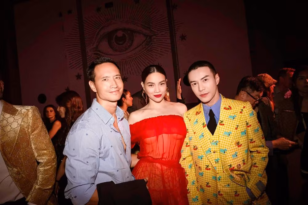 Hồ Ngọc Hà và Kim Lý bên cạnh tài tử 34 tuổi Vương Quán Dật. Anh từng gây ấn tượng với vai diễn thị vệ Hải Lan Sát trong bộ phim "Diên Hi Công Lược". Dù theo đuổi phong cách khác nhau, song Kim Lý và Vương Quán Dật đều được khen ngợi điển trai.