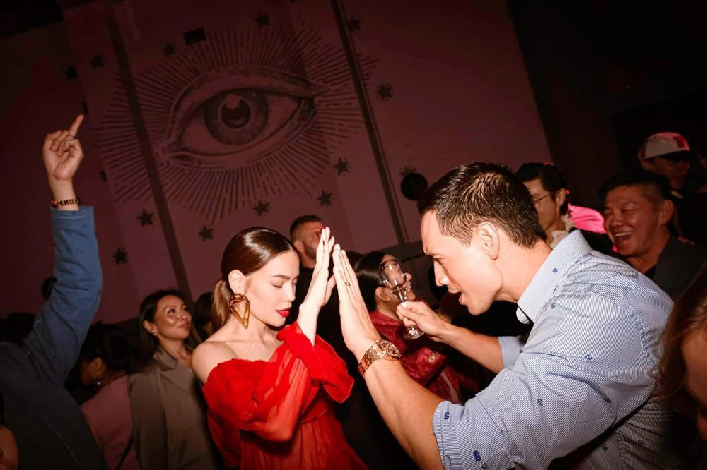 ngôi sao của showbiz Việt "quẩy" hết mình trong sự kiện.