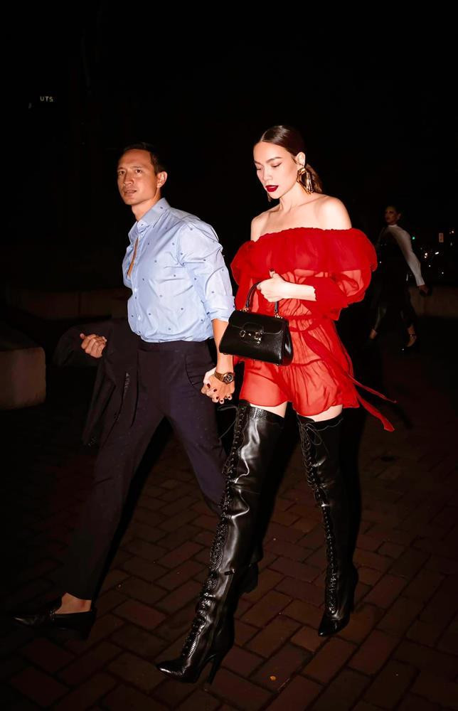 gười đẹp 38 tuổi khoe khéo body trong bộ váy xuyên thấu đỏ, lấp ló vòng 1 quyến rũ. Trong khi đó, Kim Lý lựa chọn trang phục đơn giản với áo sơ mi và quần âu.