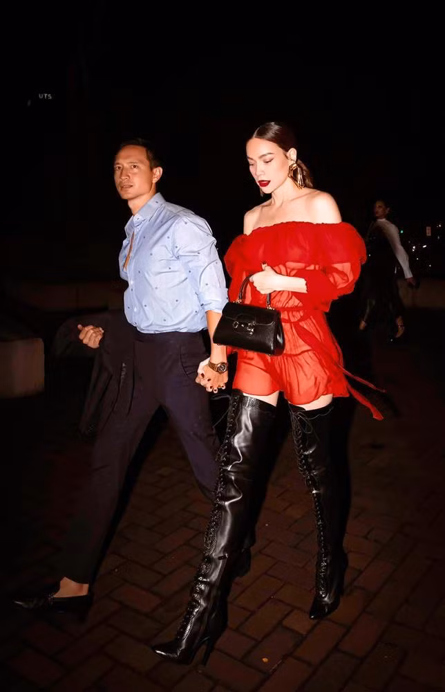Người đẹp 38 tuổi khoe khéo body trong bộ váy xuyên thấu đỏ, lấp ló vòng 1 quyến rũ. Trong khi đó, Kim Lý lựa chọn trang phục đơn giản với áo sơ mi và quần âu.