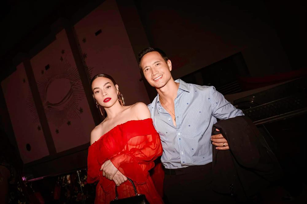 ối 15/11, Hồ Ngọc Hà chia sẻ loạt ảnh tham dự lễ khai mạc triển lãm Gucci Garden Archetypes tại Bảo tàng Powerhouse ở Sydney, Australia. Nữ ca sĩ xuất hiện rực rỡ, nổi bật bên cạnh bạn đời Kim Lý.