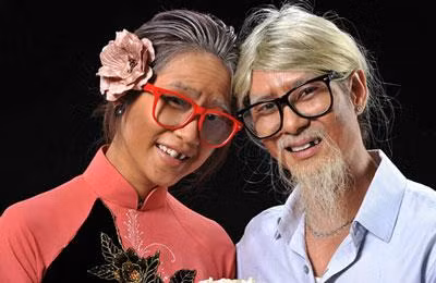 Kỹ thuật hóa trang khéo léo đã biến bộ đôi thành hai ông bà cụ đỏm dáng, không còn thấy "hot girl" Minh Hà trẻ trung và khoảng cách tuổi tác ngoài đời thật giữa Lý Hải với vợ cũng đã xóa nhòa.