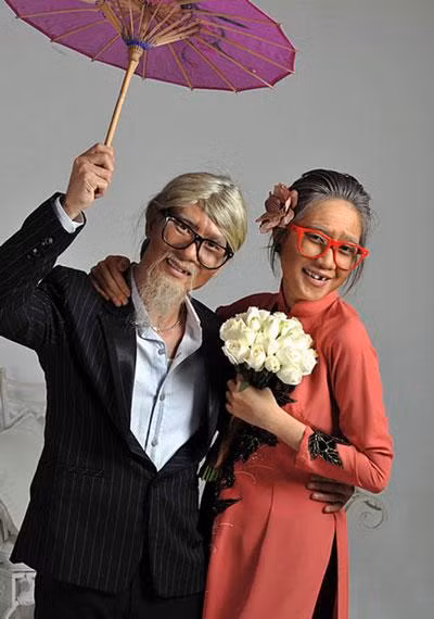 Dù đã bị bôi xấu với tóc bạc và răng đen nhưng cả 2 vẫn cực đẹp đôi.