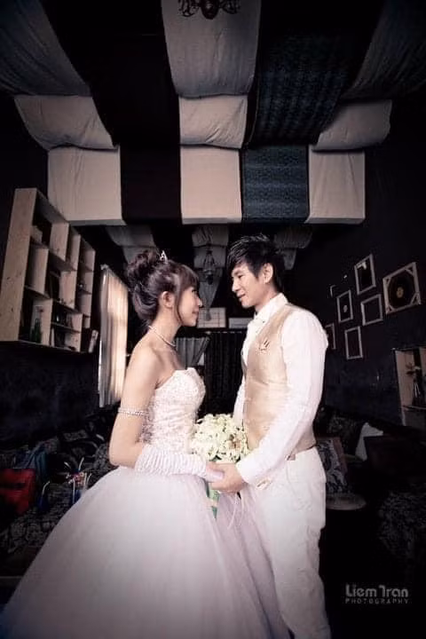 Cách đây vài giờ, Minh Hà vừa đăng tải lại bộ ảnh cưới để chuẩn bị kỷ niệm 12 năm kết hôn với ca sĩ/ đạo diễn Lý Hải. Nhiều người cảm thấy bất ngờ bởi sau 12 năm, Lý Hải thì ngày càng phong độ còn Minh Hà không những chẳng già đi mà thậm chí còn trẻ hơn trước. Đầu tháng 11/2010, Lý Hải và Minh Hà từng gây bão với bộ ảnh cưới hóa thân thành hoàng tử công chúa lãng mạn và tràn ngập hạnh phúc của đôi lứa.