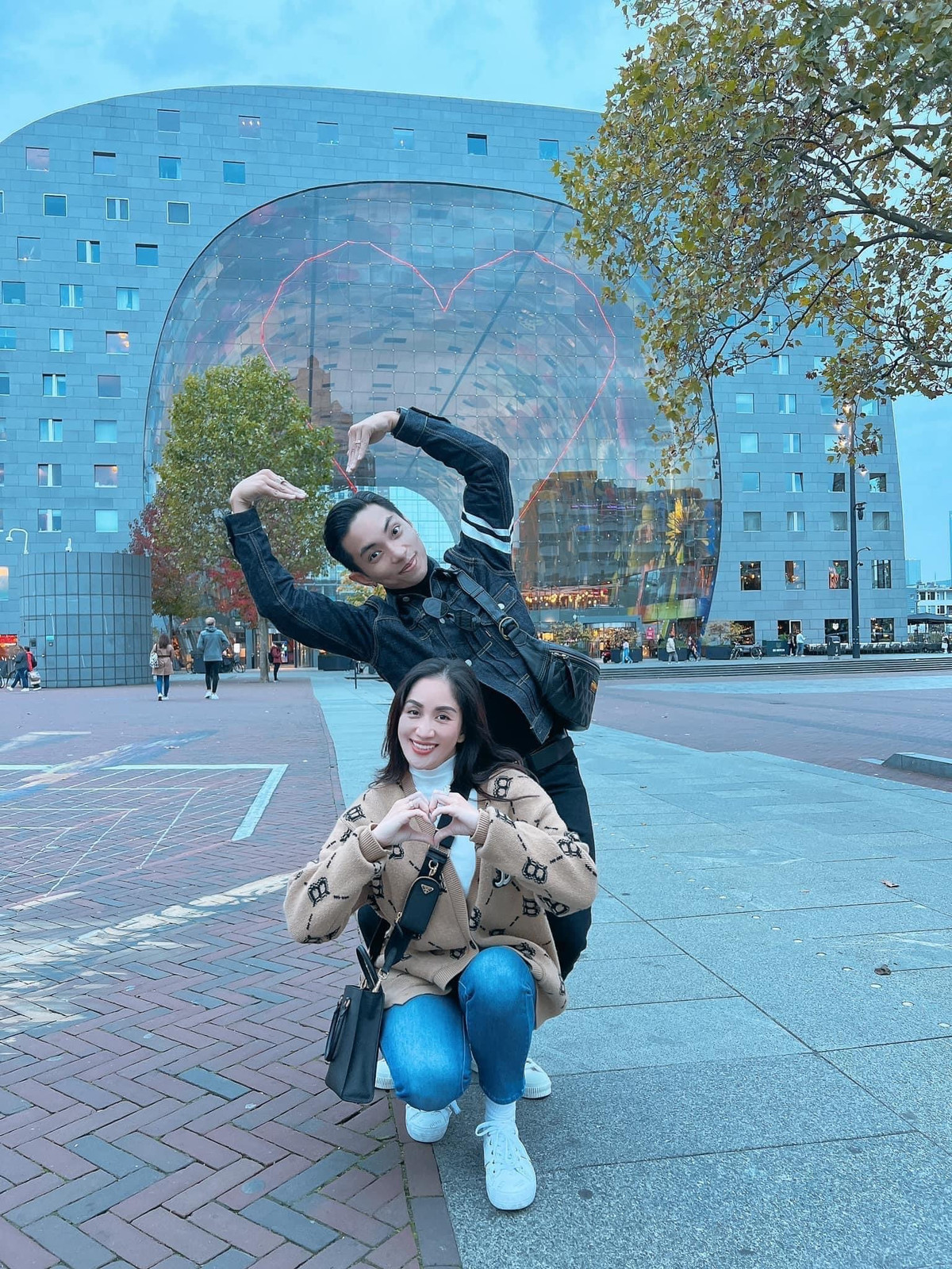 Cặp đôi tận hưởng giây phút bình dị, ngọt ngào cuối tuần. Cả hai đang dự tính về đám cưới sẽ tổ chức trong năm nay sau 13 năm gắn bó.