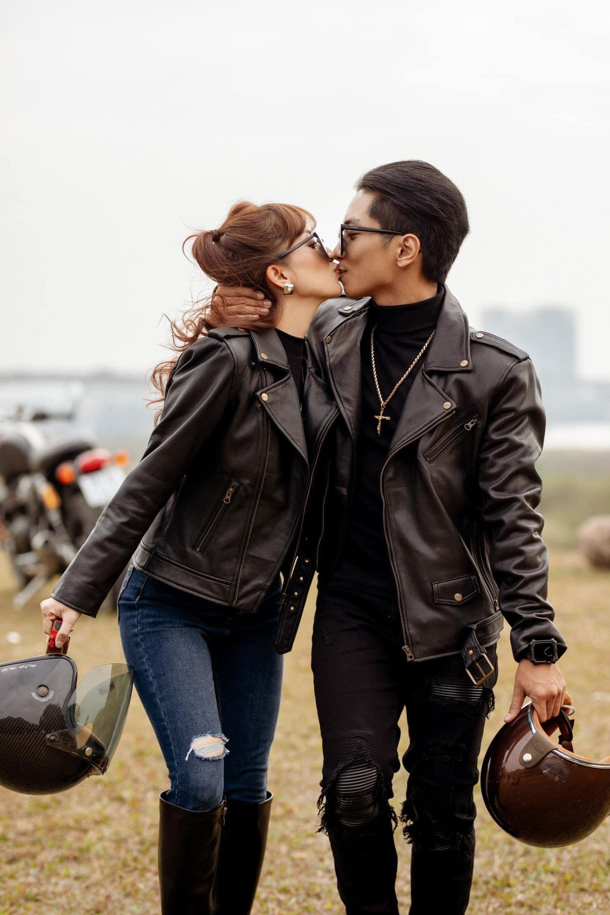 Khoảnh khắc vợ chồng Phan Hiển - Khánh Thi tình tứ bên mô tô, xe chính là niềm đam mê lớn của Phan Hiển chỉ sau dance sport. Biết được sở thích của chồng, Khánh Thi tặng ông xã chiếc xe mô tô phân khối lớn sau khi xuất sắc giành 3 HCV SEA Games.