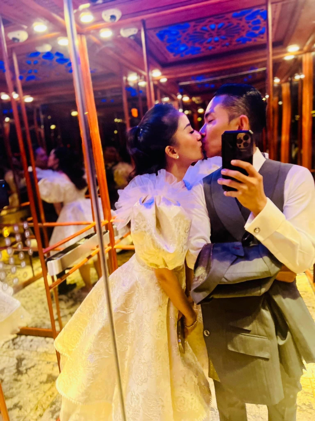 Cặp đôi trao nhau nụ hôn ngọt ngào, Phan Hiển động viên, an ủi bà xã cố gắng vượt qua khoảng thời gian bận rộn để chuẩn bị chu đáo cho ngày trọng đại.