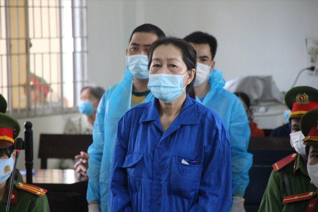 Trum buon lau khai, can bo bien phong lay 30.000 USD tien tang vat