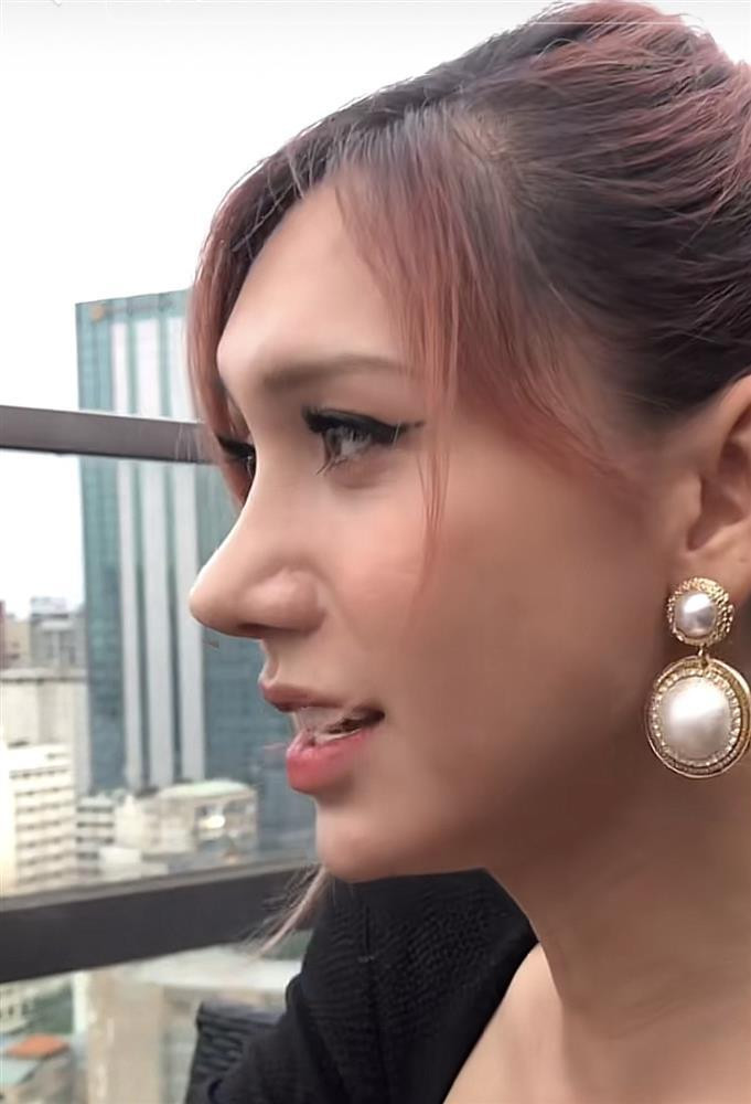 ó thể thấy Lynk Lee làm dáng mũi bay Trung Hoa đang "làm mưa làm gió" hiện nay. Được nhiều người ưa chuộng nhưng netizen cho rằng nữ ca sĩ không thực sự hợp với chiếc mũi mới này vì nhìn khá "dữ".