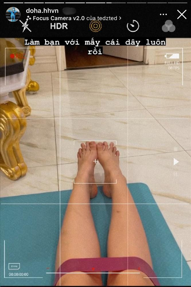 rong quá khứ, cô từng giúp gia đình làm nông nên bàn chân hơi thô kệch.