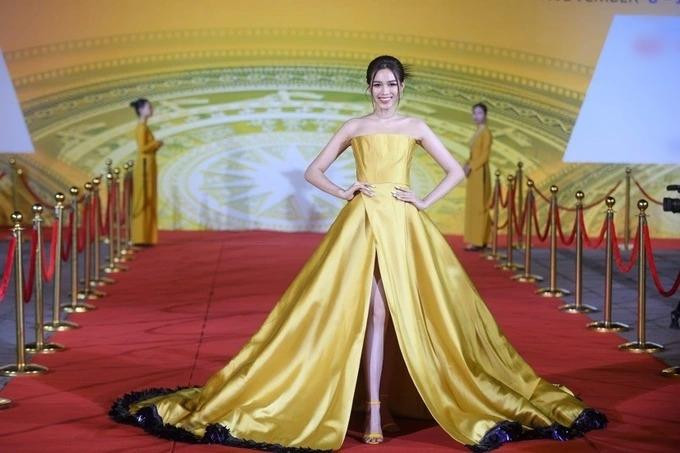 Sandal quai mảnh là loại phụ kiện có ưu điểm thoáng chân, nâng dáng, lại còn không mất quá nhiều thời gian để xỏ vào chân. Tuy dễ phối đồ nhưng đôi giày này thực sự là "khắc tinh" với Đỗ Thị Hà bởi 10 lần diện thì đến 9 lần cô nàng bị "phản chủ". Mới đây, Đỗ Thị Hà vừa có màn xuất hiện hoành tráng ở thảm đỏ Liên hoan phim Quốc tế Hà Nội lần thứ 6 với bộ đầm vàng cúp ngực dài 2m.