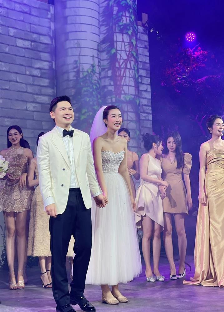 hiếc váy thứ tư mà Hoa hậu Đỗ Mỹ Linh mặc trong phần "nhảy dolce" cùng Đỗ Vinh Quang, bố mẹ chồng và bạn bè là bộ đầm dài trên mắt cá có phần thân dáng corset và phần dưới ren phồng vừa đủ.