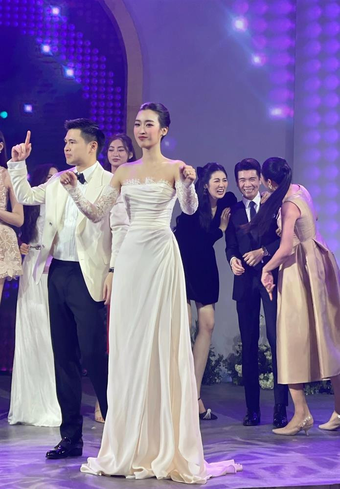 uối cùng là chiếc váy tiễn khách cũng phom cúp ngực với phần xếp nếp nhấn vào vòng eo con kiến của cô dâu.