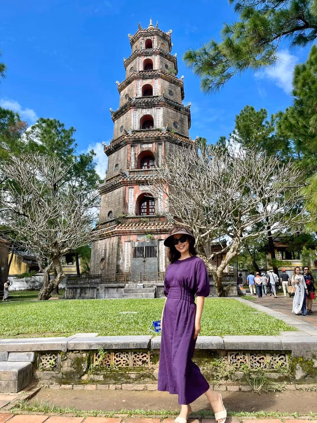 Bạn gái NSƯT Chí Trung du lịch Huế. Cô chọn chiếc váy tím - màu nhận diện của Huế mộng mơ.